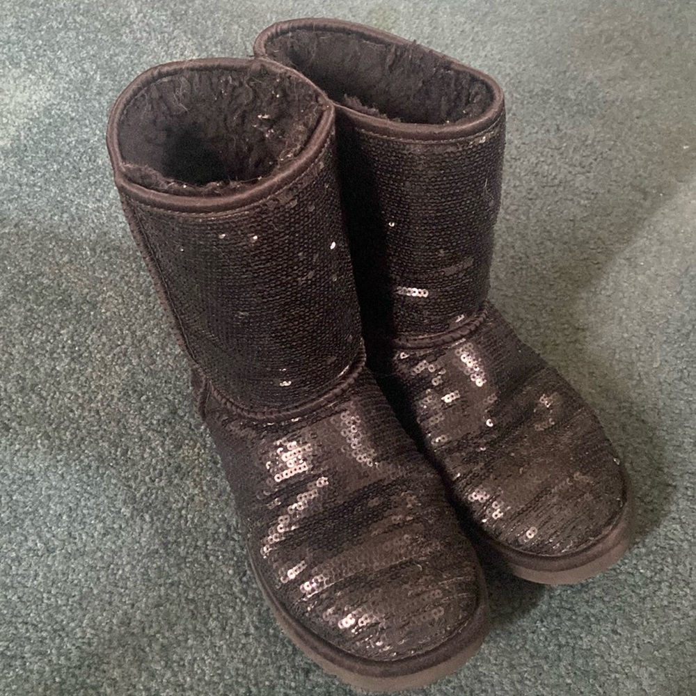 Authentic black sparkly UGGS SZ 8 well loved but in good condition 🖤